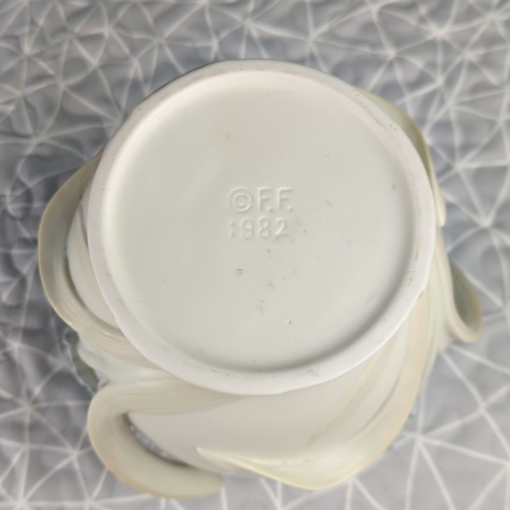Vintage Fitz & Floyd 3-D Blue Iris Ceramic Vase, Marked F. F. 1982 - Picture 9 of 12